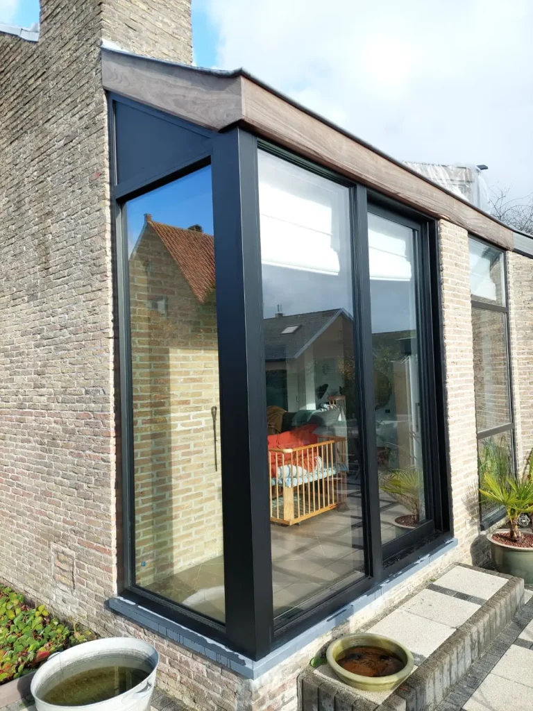 Hoekraam in zwart aluminium met padoek dakrand