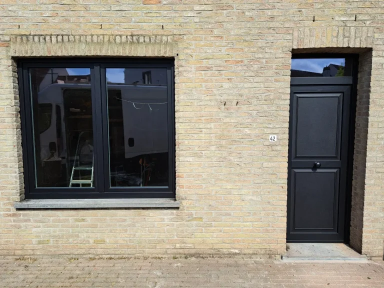 Zwart aluminium raam en voordeur in gevelsteen