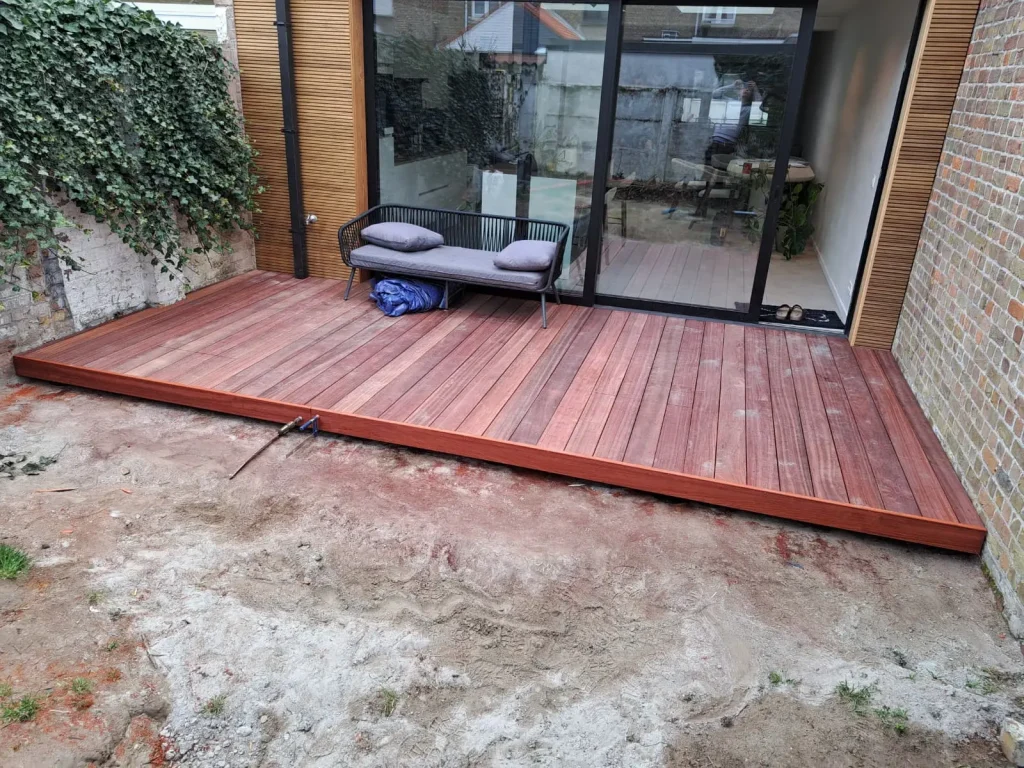 Terras in padoek met houten gevelbekleding