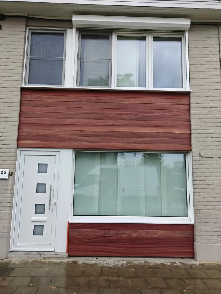 Gevel met padoek bekleding en nieuwe ramen en deur