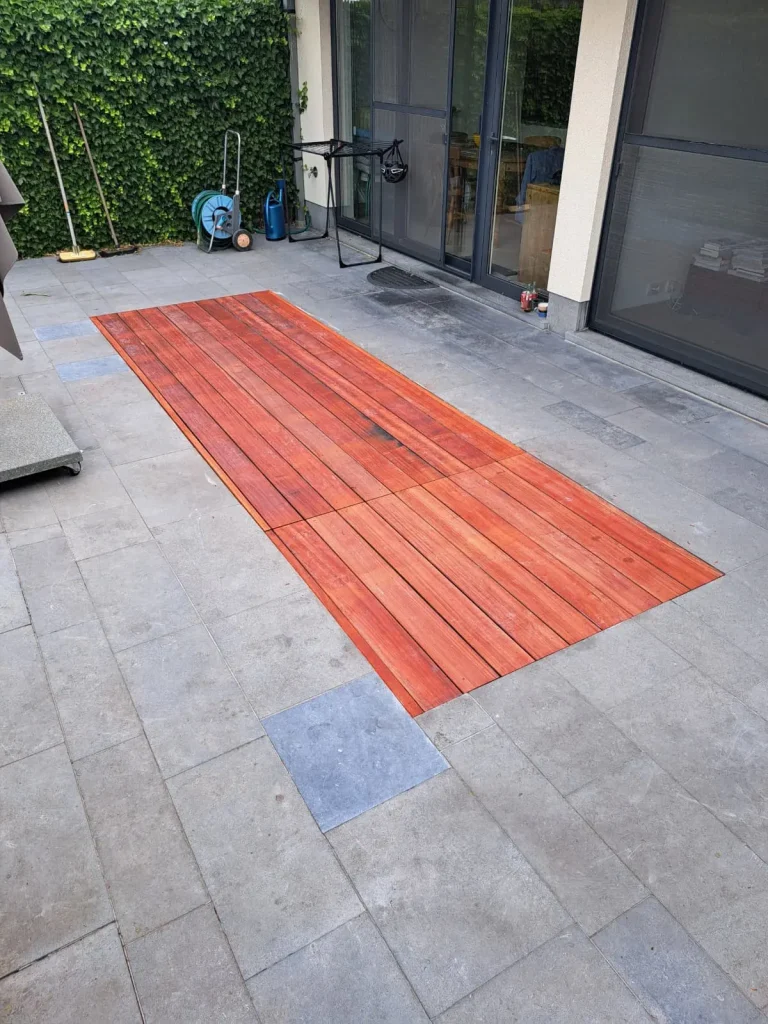 Padoek terrasinleg in natuurstenen tegels