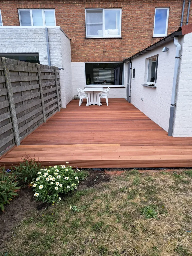 Terras in padoek achter een rijwoning