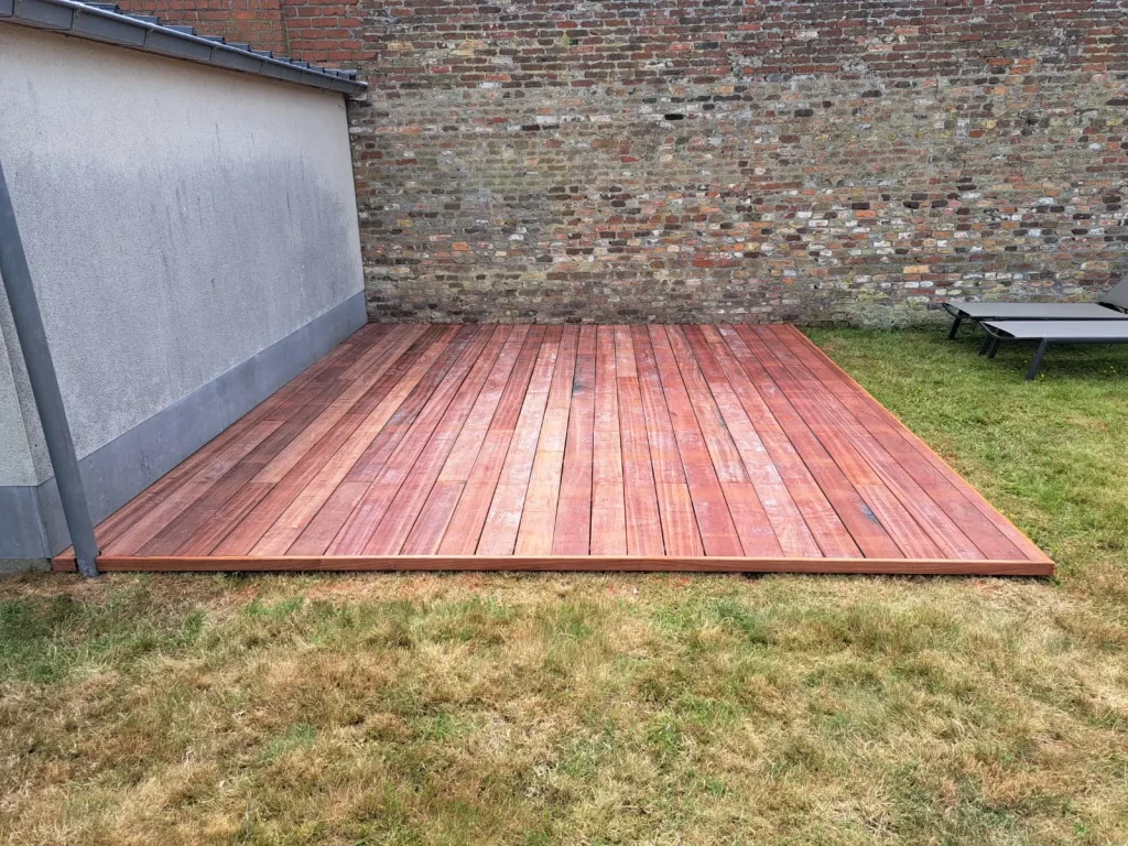 Terras in padoek voor oude bakstenen muur