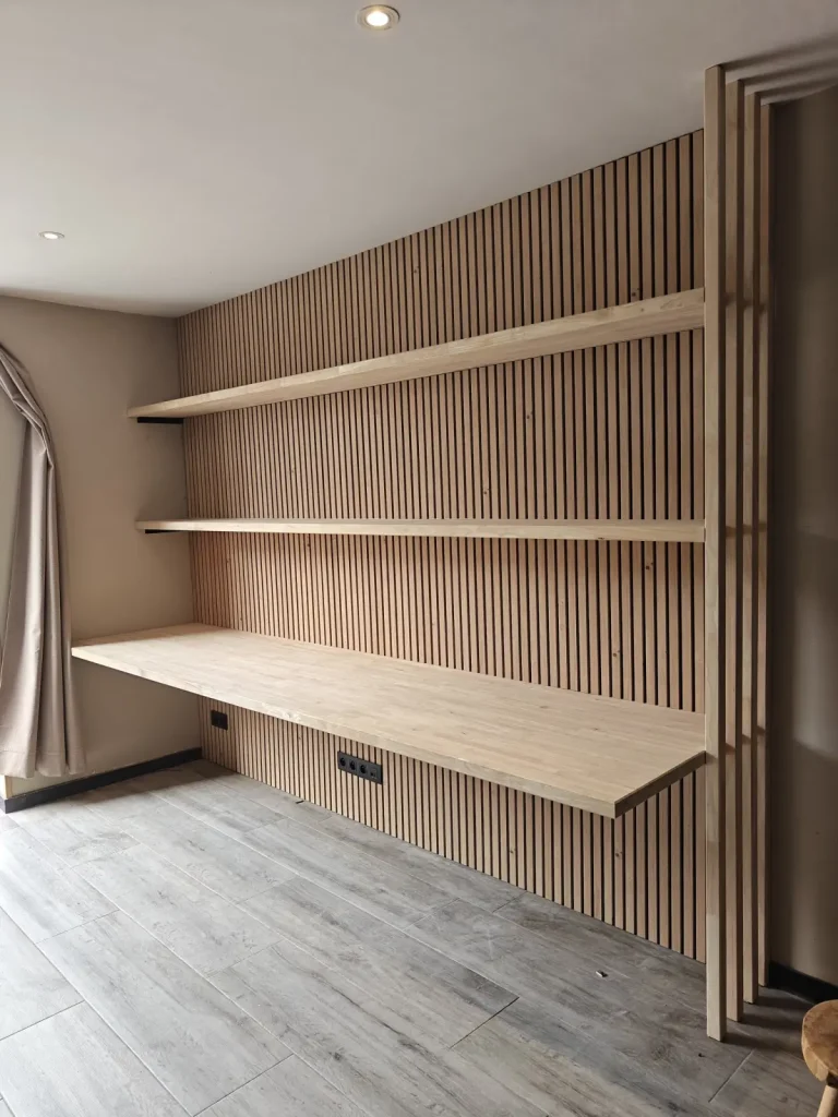 Bureau met wandplanken in eiken tegen een lattenwand