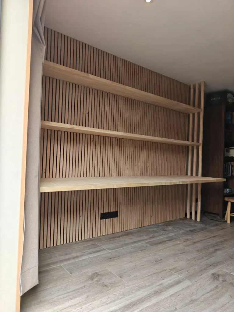 Ingebouwd bureau en wandplanken in eiken maatwerk