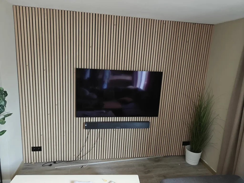 Lattenwand in eiken met ingebouwde televisie en soundbar
