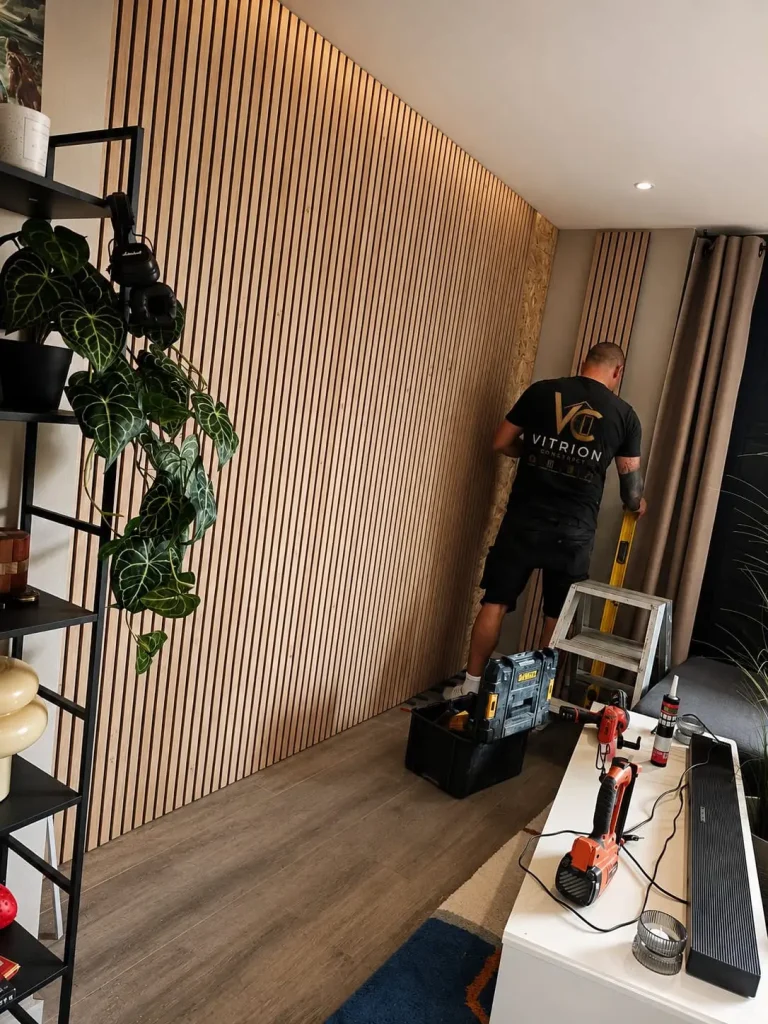 Vakman van Vitrion Construct plaatst een lattenwand in eiken